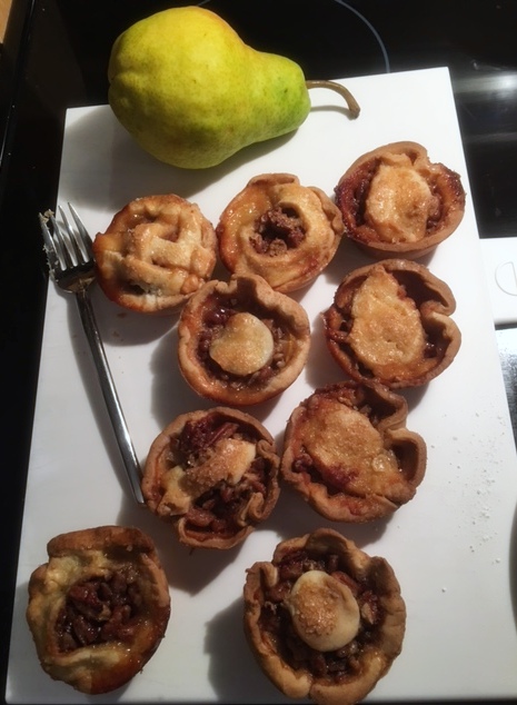 caramel-pear-pecan-mini-pie-complete-with-pear